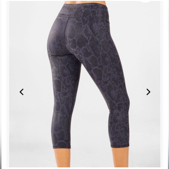 Fabletics Salar Printed Powerhold Crop in a Snake Black and Purple NWT - Picture 3 of 8